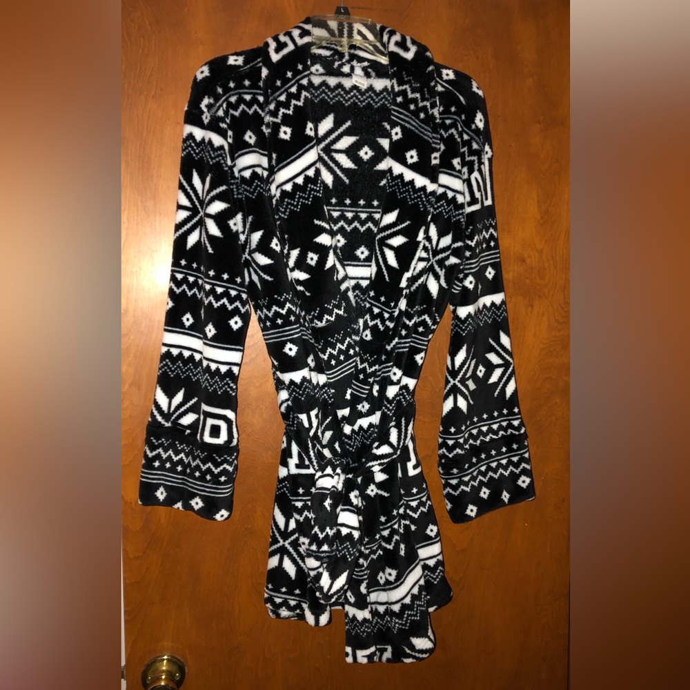 NWOT PINK VS Fair Isle Snowflake Robe size M/L